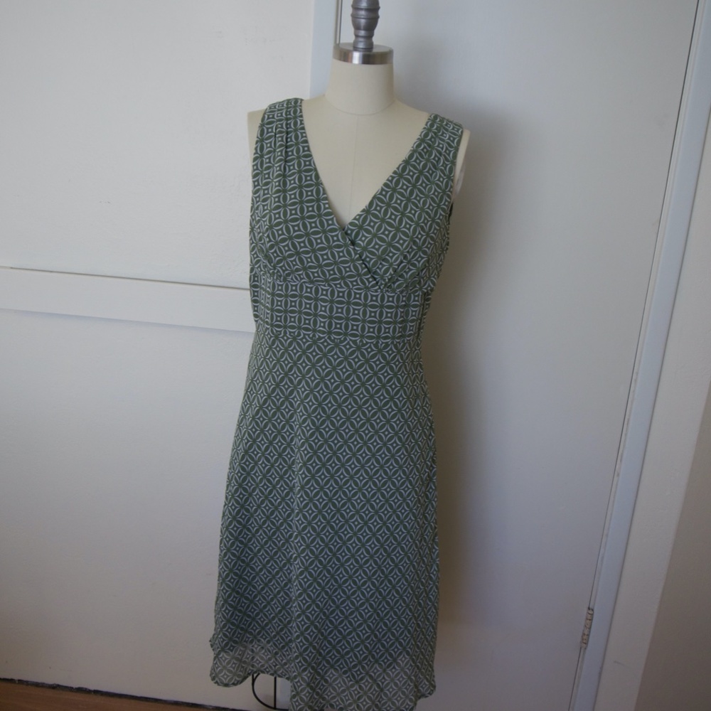 Sleeveless v-neck dress